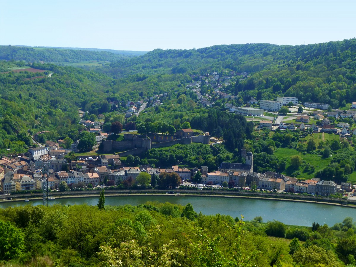 Frankreich, Sierck-les-Bains an der Mosel mit dem Chteau des Ducs de Lorraine, vom Stromberg aus fotografiert am 04.05.2014