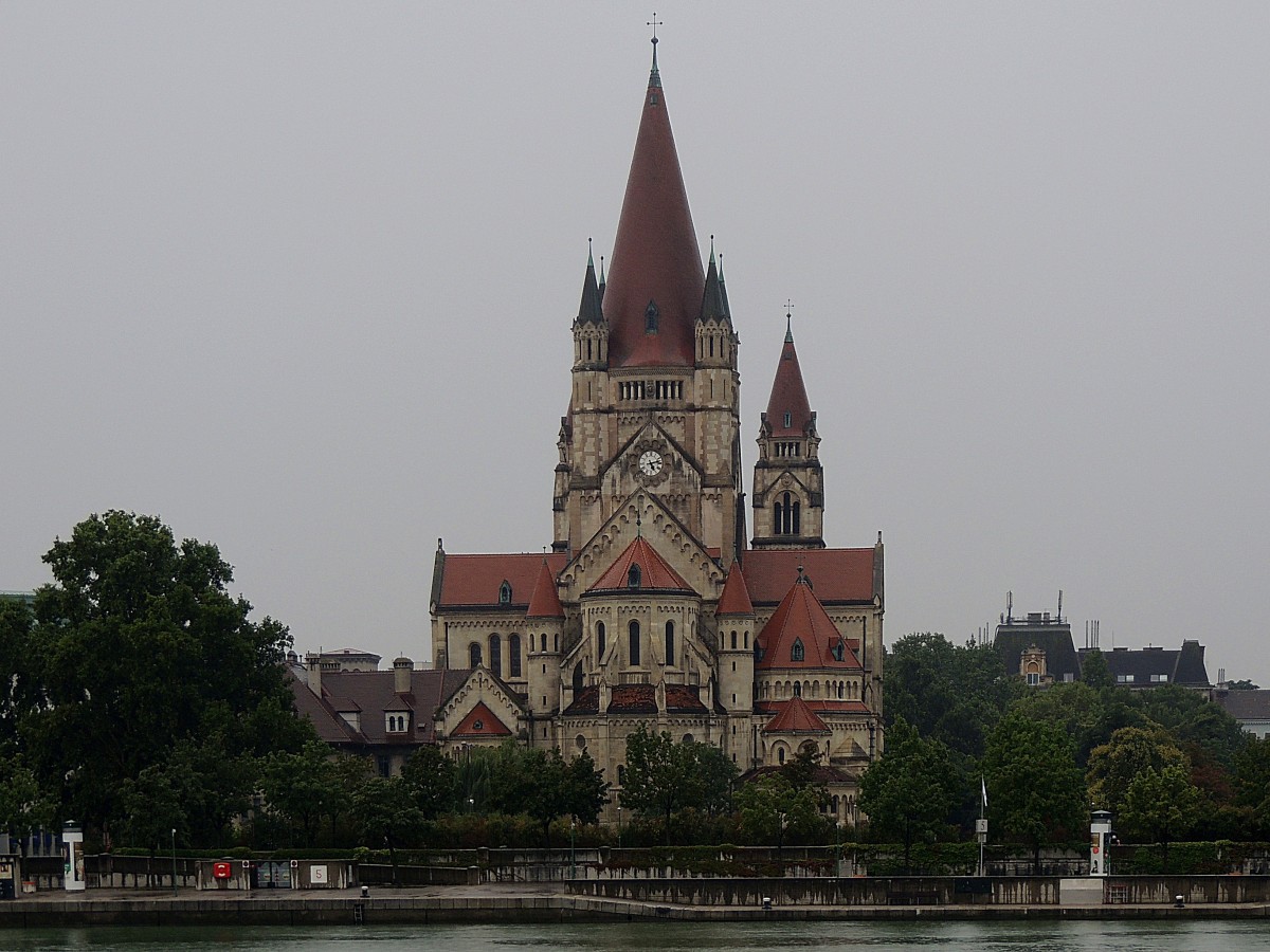 Franz-von-Assisi-Kirche in Wien, von der Donau aus gesehen; 130825