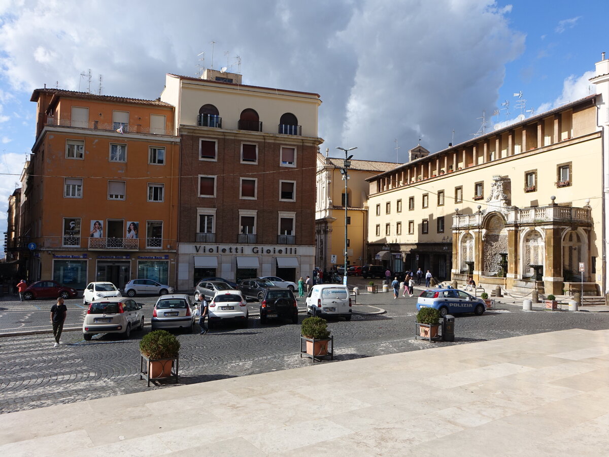 Frascati, Huser und Brunnen an der Piazza San Pietro (19.09.2022)