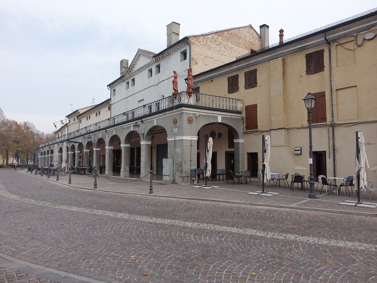 Fratta Polesine, Gebude an der Piazza Martiri und Via Roma (28.10.2017)