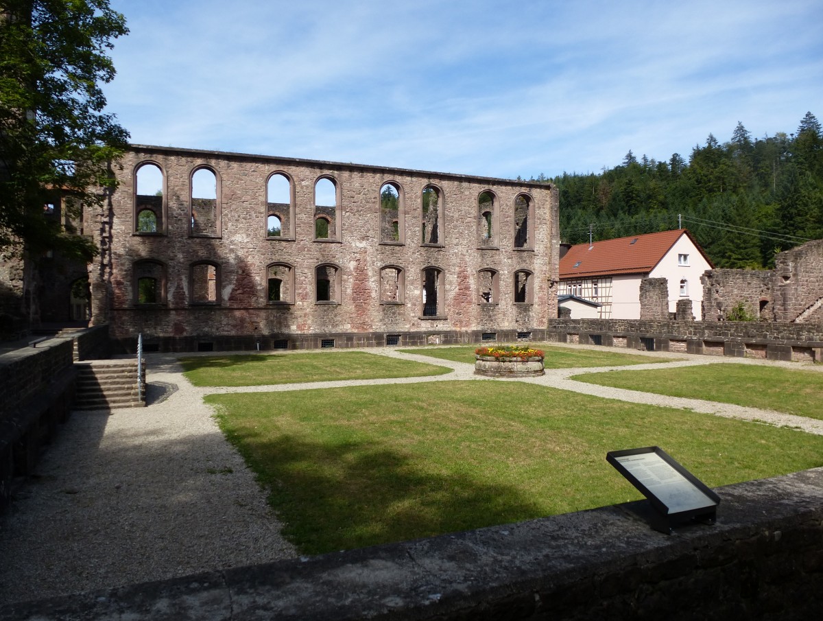 Frauenalb, Blick ber die ehemaligen Konventsgebude auf die Sdfassade der Klosterkirchenruine, Aug.2015