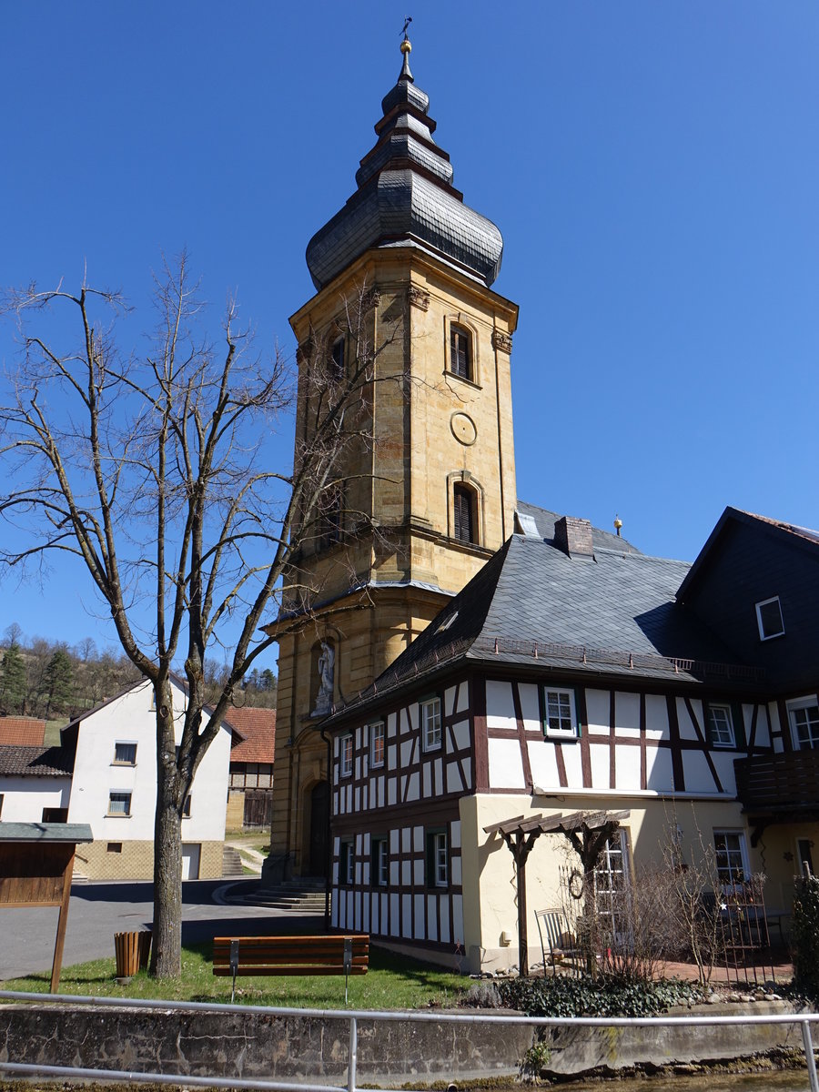 Frauendorf, Pfarrkirche St. gidius, Sandsteinquaderbau mit Einturmfassade und eingezogenem Chor, erbaut von 1758 bis 1760 nach Plnen von Johann Thomas Niler (07.04.2018)