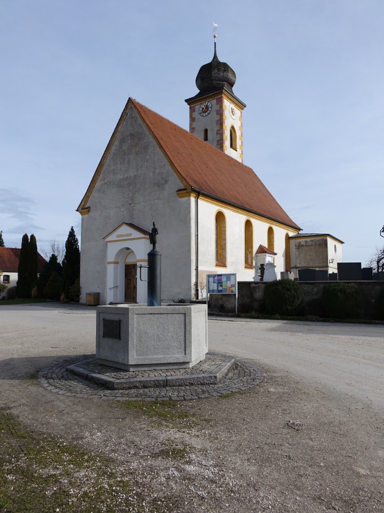 Frauenneuharting, Maria Heimsuchung Kirche, schlichter Saalbau mit eingezogenem Polygonalchor, im Kern sptgotisch, barocker Ausbau und Zwiebelhaube 1632 (09.02.2016)