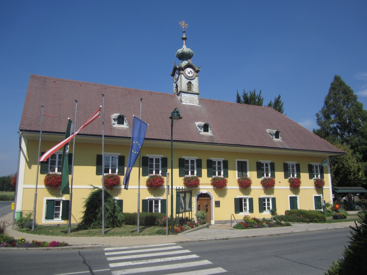 Frauental, Rathaus mit Uhrturm in der Schulgasse 1, erbaut im 19. Jahrhundert, Bezirk Deutschlandsberg (18.08.2013)