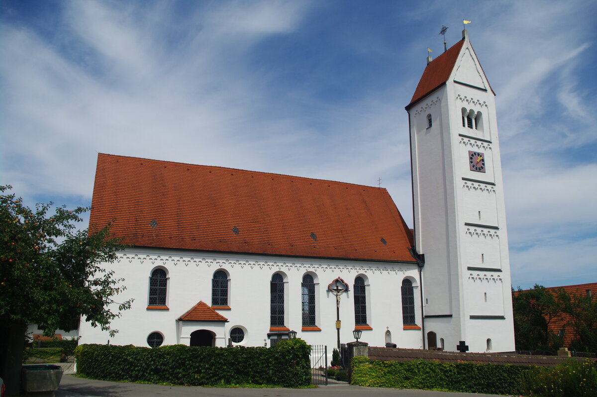 Frechenrieden, Pfarrkirche St. Gordian und Epimachus, Saalbau mit eingezogenem Chor und sdlichem Satteldachturm, erbaut im 15. Jahrhundert, barockisiert von 1735 bis 1740, erweitert 1920 (14.08.2011)