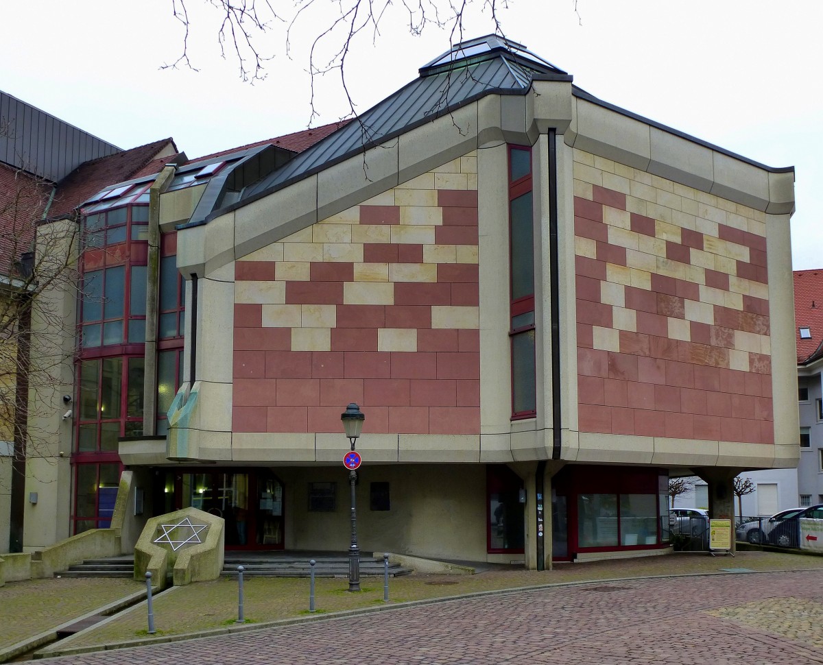 Freiburg, die 1985 erbaute Synagoge, nahe dem Mnsterplatz, Jan.2015