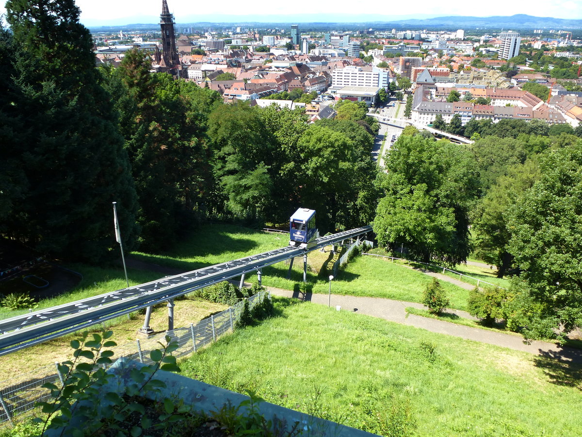 Freiburg, die 2008 neuerbaute Standseilbahn verbindet den Stadtgarten mit dem Restaurant  Dattler  am Schloberg, Aug.2016