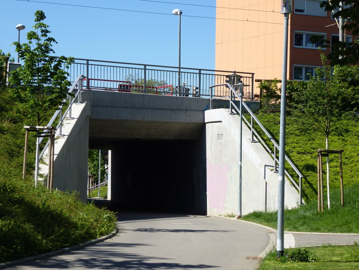 Freiburg, 2014 erffnete, neuerbaute Radwegunterfhrung an der Rad-Vorrang-Route FR2 im Stadtteil Weingarten, Mai 2017