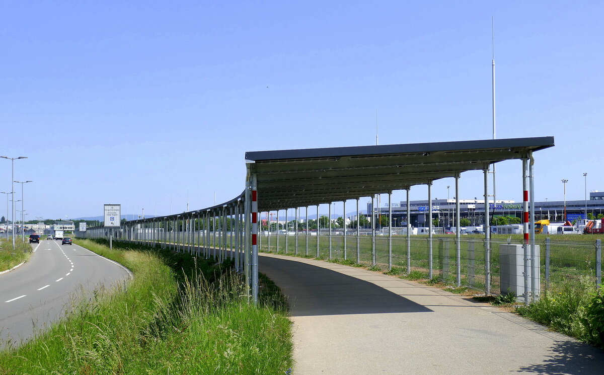 Freiburg, der 2023 in Betrieb genommene Solar-Radweg, links liegt der Flugplatz, rechts das Gelnde der Neuen Messe, ist der 1.Solar-Radweg Deutschlands und der 2. weltweit, Mai 2023