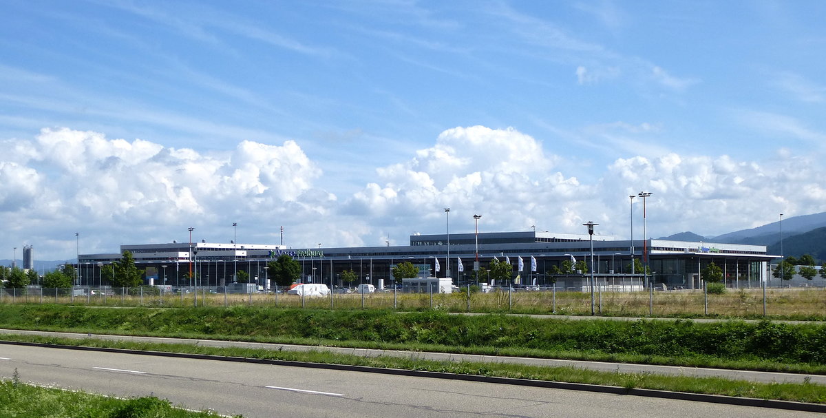 Freiburg, die Ausstellungshallen der Neuen Messe am Freiburger Flugplatz, seit 2000 im Betrieb, Aug.2016