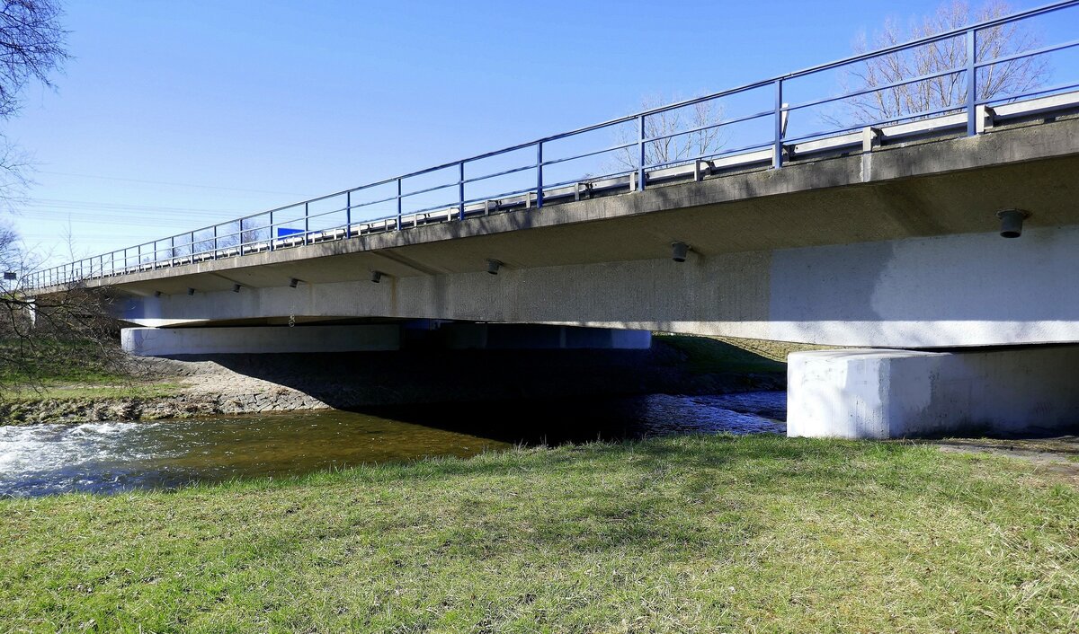 Freiburg, die Autobahn A5 berquert auf dieser Brcke im Stadtteil Lehen die Dreisam, Feb.2022