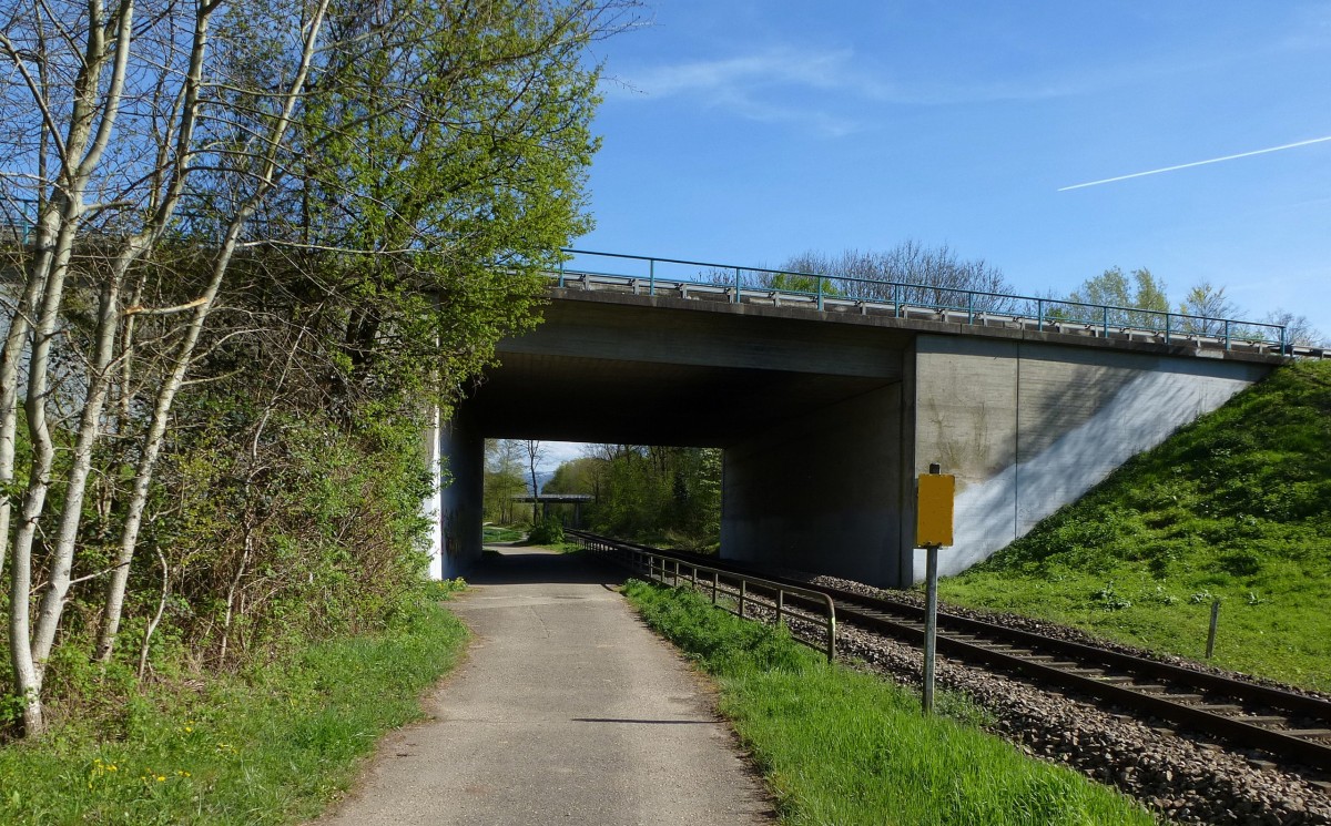 Freiburg, die Autobahnbrcke der A5 ber die Breisgau S-Bahn im Westen der Stadt, April 2014