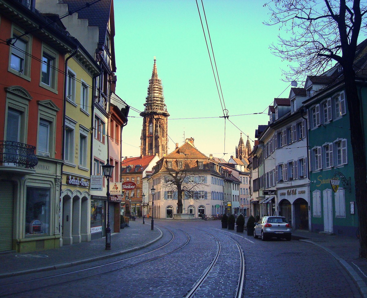 Freiburg, beim Gang durch das Schwabentor stadteinwrts bietet sich dieser Blick auf das Viertel Oberlinden, April 2011