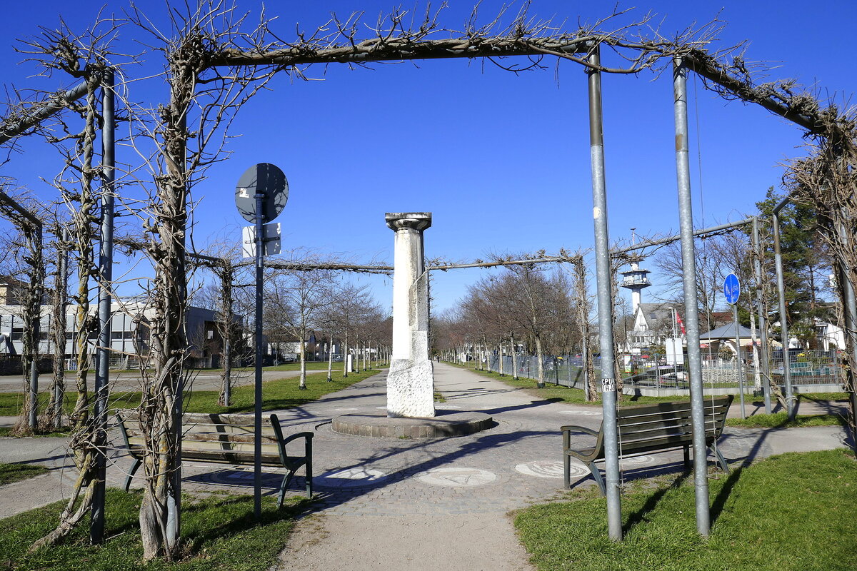 Freiburg-Betzenhausen, die 5m hohe Seeparksule aus Marmor am Platz des Handwerks von Dieter Schindler, aufgestellt 1986 zur Landesgartenschau, Feb.2023