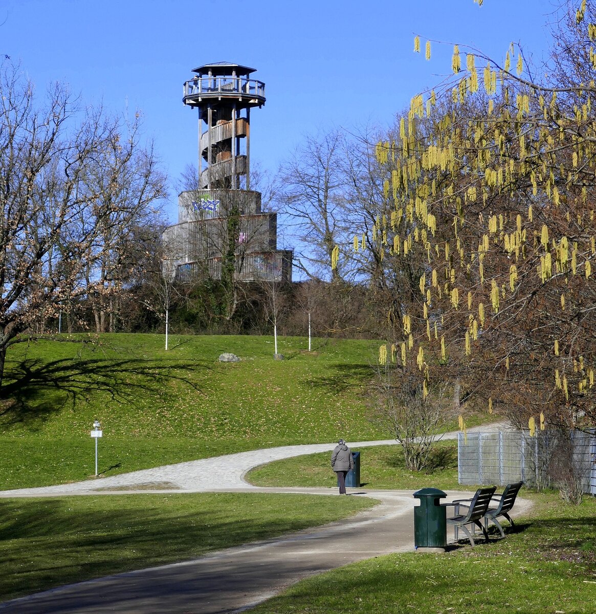 Freiburg-Betzenhausen, Blick zum Seeparkturm auf dem Gelnde der ehemaligen Landesgartenschau von 1986, Feb.2023