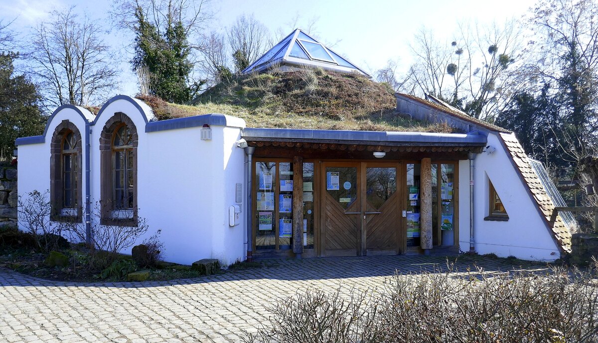 Freiburg-Betzenhausen, die ko-Station, erstellt 1986 als Naturhaus mit vielen Informationen vom Bund fr Umwelt und Naturschutz, auf dem Gelnde der ehemaligen Landesgartenschau (LGS), Feb.2023
