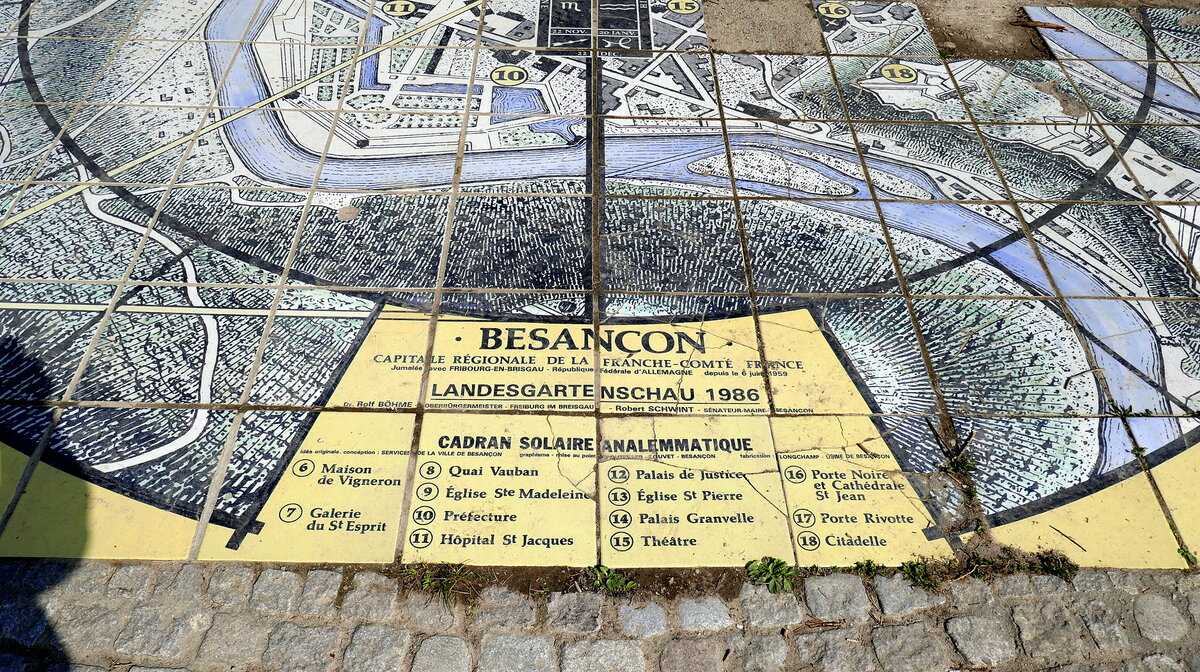 Freiburg-Betzenhausen, die zur LGS 1986 angelegte Sonnenuhr ist ein Geschenk der französischen Partnerstadt Besancon und zeigt den Stadtplan und die Sehenswürdigkeiten Besancons, April 2021