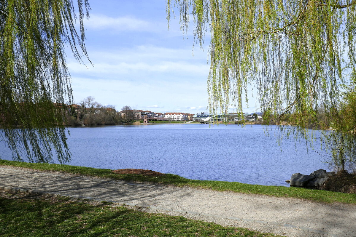 Freiburg, Bilder vom Seepark, der durch Kiesabbau entstandene 10 Hektar groe See wurde durch die Landesgartenschau 1986 kultiviert und ist Bestandteil des Parkes, Mrz 2022
