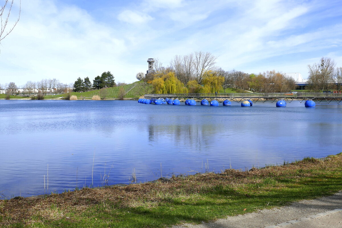 Freiburg, Bilder vom Seepark, mit dem Seeparkturm und der schwimmenden Fgngerbrcke, Mrz 2023