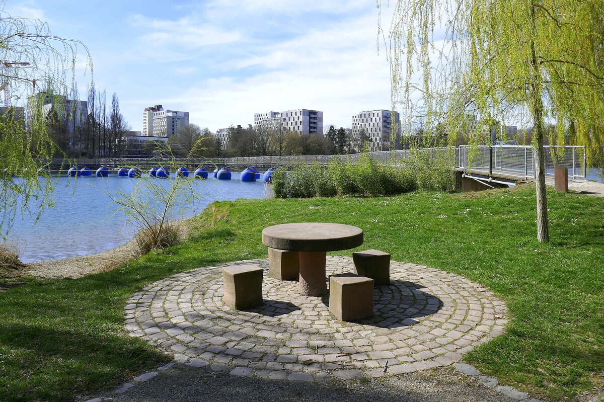 Freiburg, Bilder vom Seepark im Westteil der Stadt, grter und meistbesuchter Stadtpark, Mrz 2022