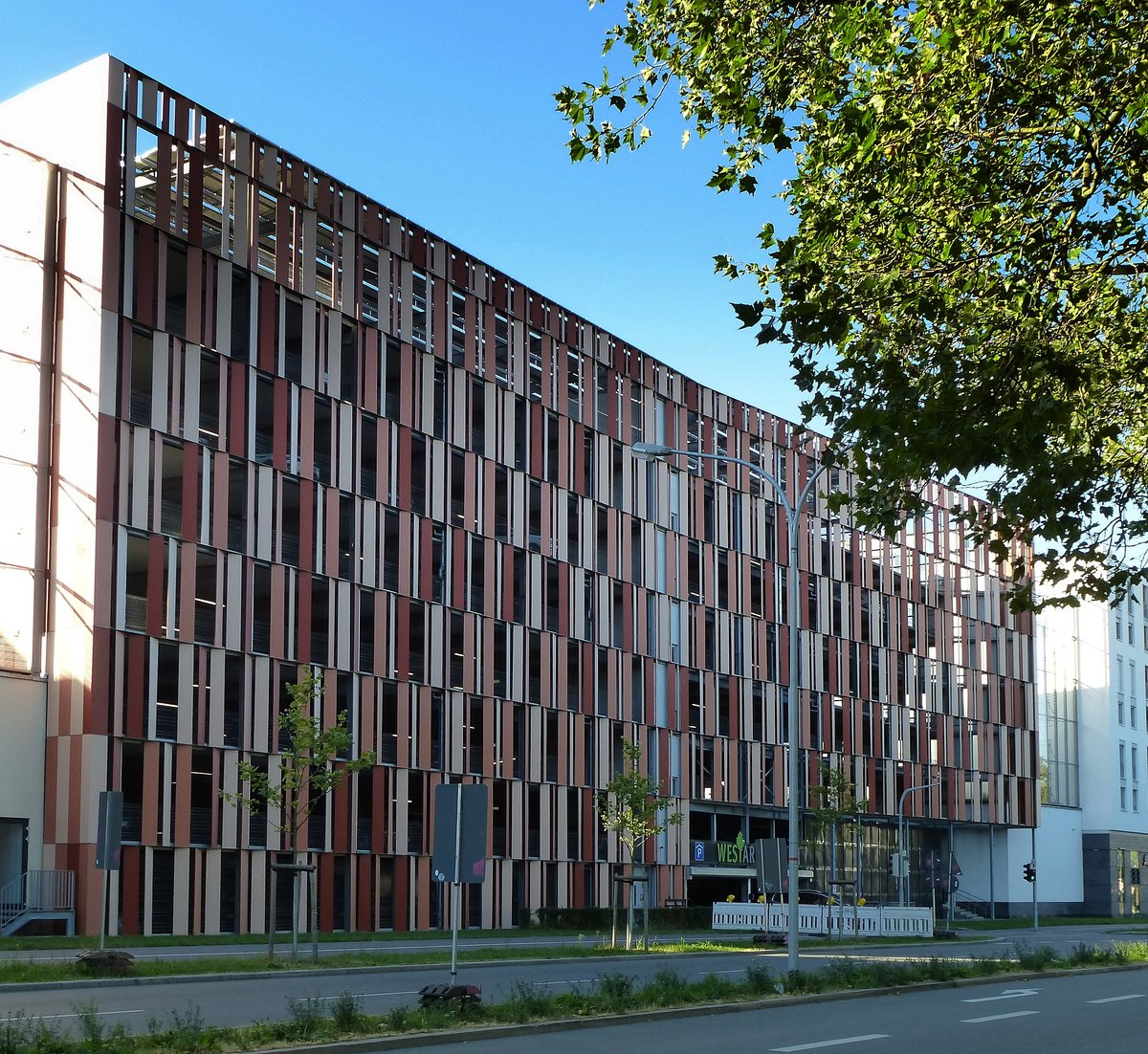 Freiburg, Blick auf die auffllig gestaltete Fassade des Parkhauses an den neuerbauten Westarkaden, Aug.2015