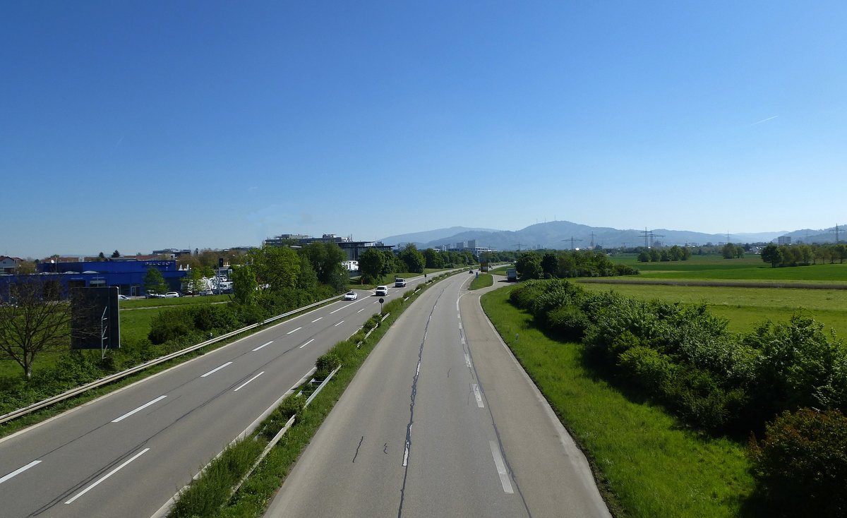 Freiburg, Blick auf die Matsuyamaallee (B3), benannt nach der japanischen Partnerstadt, fhrt von Sden kommend in die Innenstadt, Mai 2017