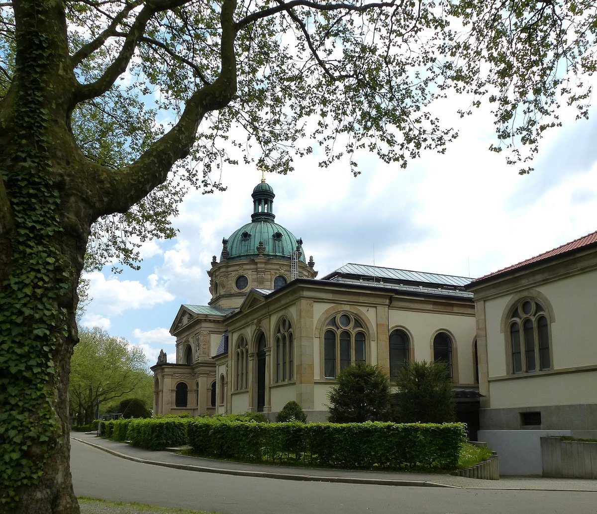 Freiburg, Blick auf die Nord-Ost-Seite der 1899 eingeweihten Einsegnungshalle auf dem Hauptfriedhof, Mai 2016