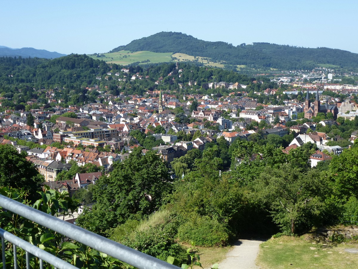 Freiburg, Blick vom Aussichtspunkt Ludwigshhe auf dem Schloberg auf den Stadtteil Wiehre, dahinter der Schnberg, juni 2014