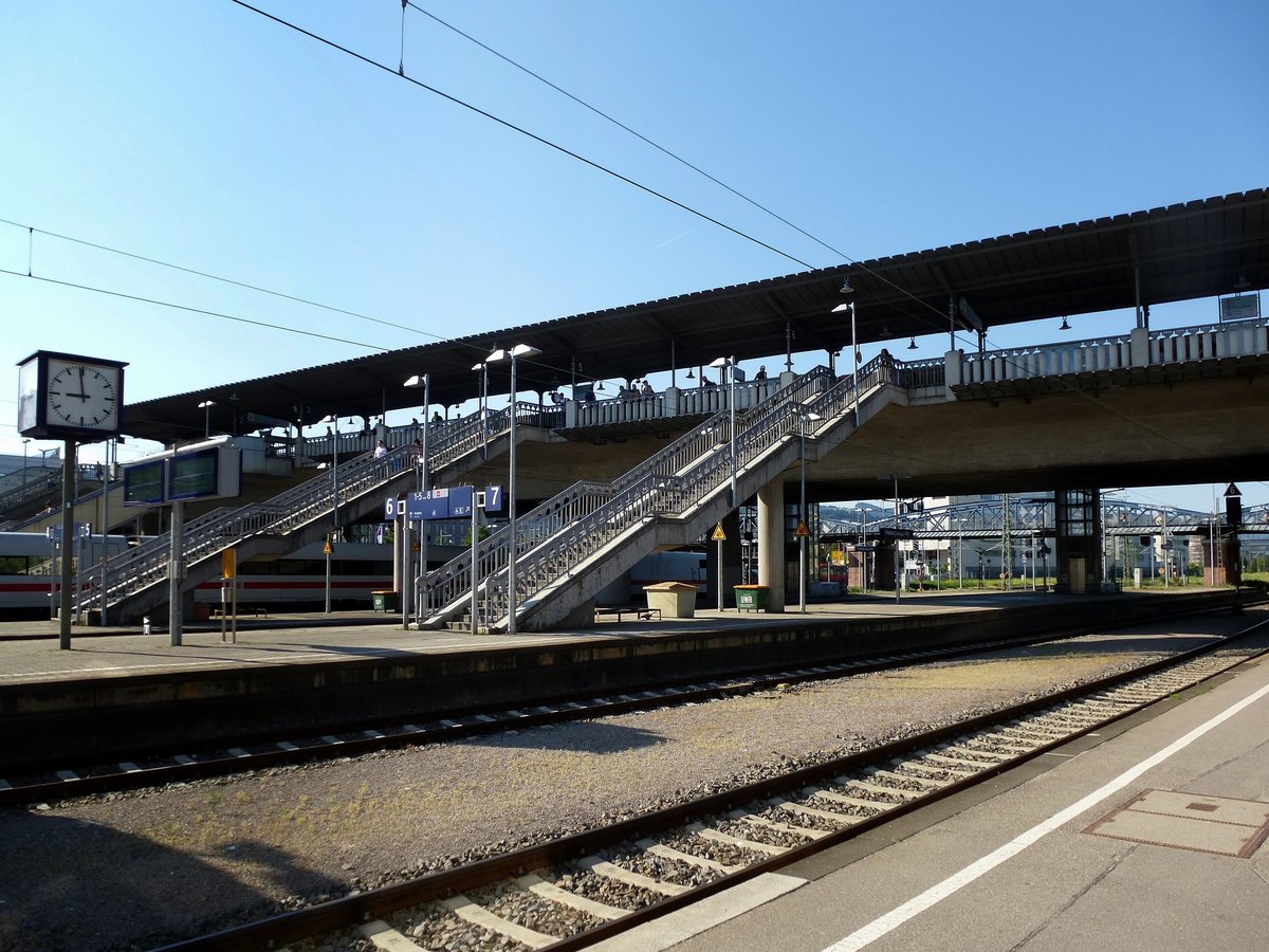 Freiburg, Blick vom Bahnsteig des Hauptbahnhofes auf die 1983 erffnete Stadtbahnbrcke mit den Straenbahnhaltestellen, Mai 2017