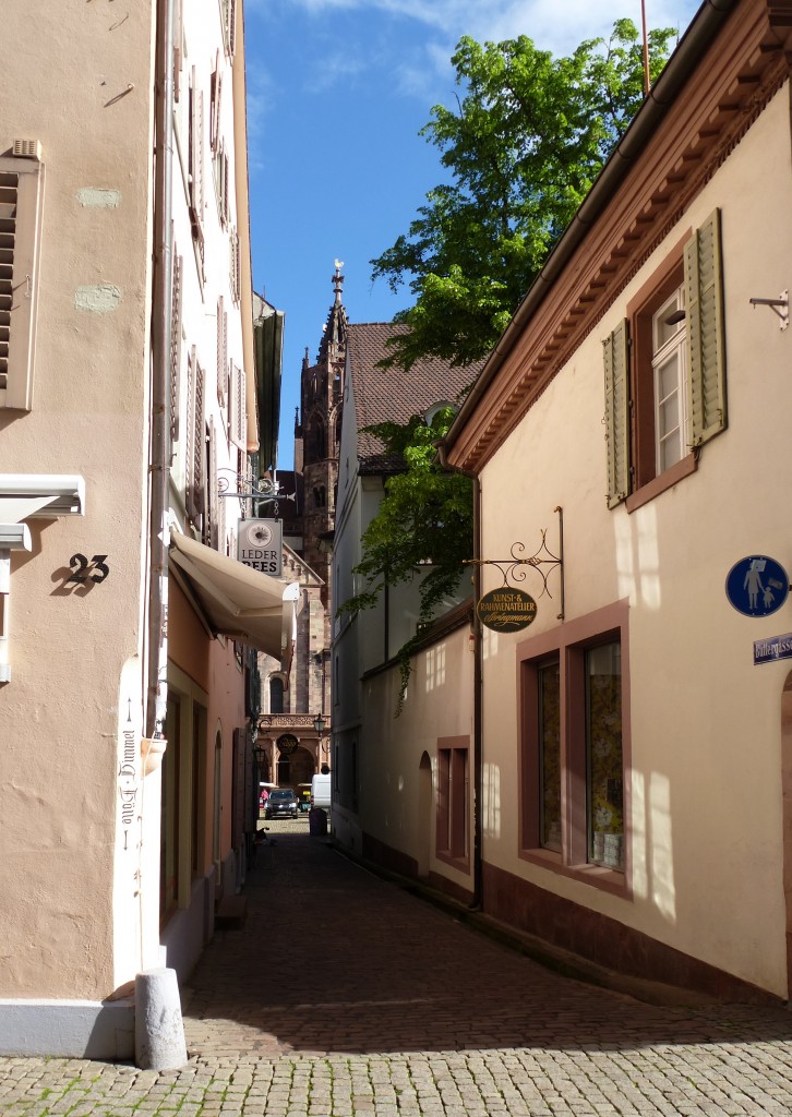 Freiburg, Blick in die Buttergasse in der Altstadt, sie verbindet die Schusterstrae mit dem Mnsterplatz, Mai 2015