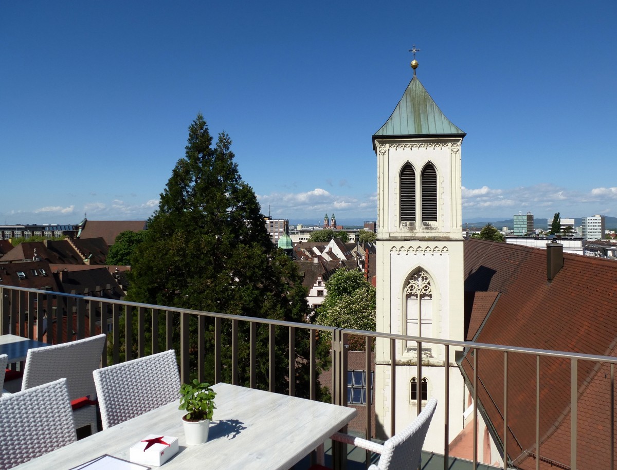 Freiburg, Blick von der Dachterrasse eines Restaurants Richtung Westen, im Vordergrund die Kirche St.Martin, Mai 2015