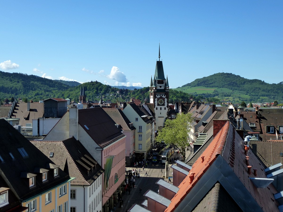 Freiburg, Blick von der Dachterrasse eines Restaurants nach Sden, entlang der Kaiser-Joseph-Strae zum Martinstor, rechts dahinter der 664m hohe Schnberg, Mai 2015