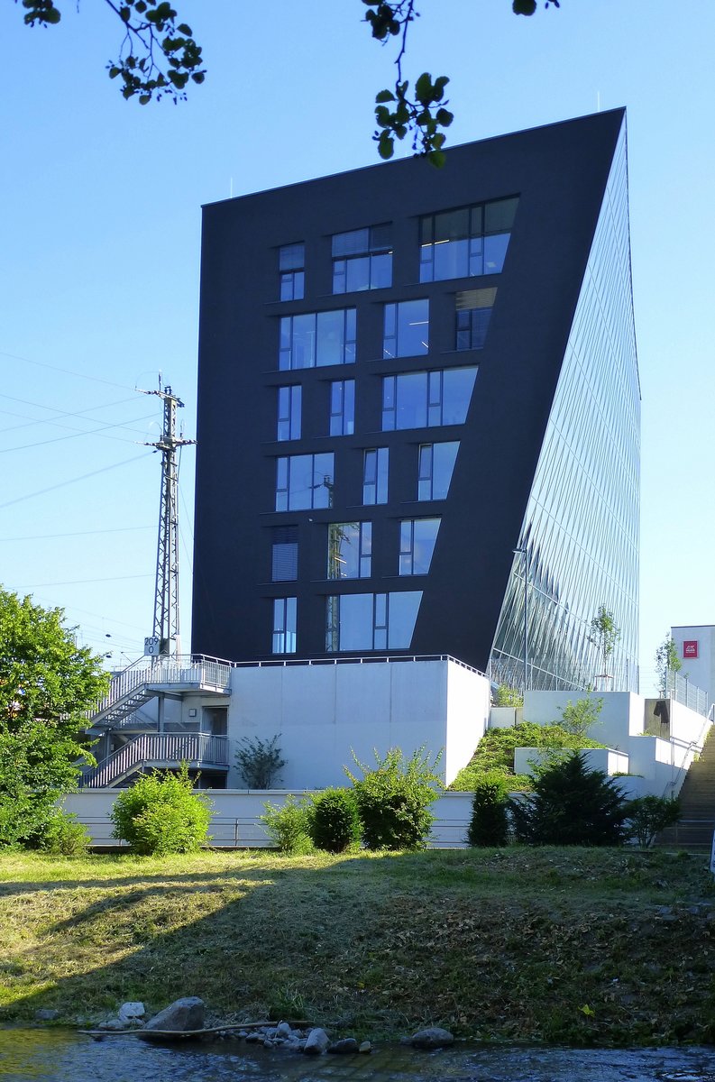 Freiburg, Blick von der Dreisam zum modernen Neubau fr die Visual Statemans GmbH, Juni 2018