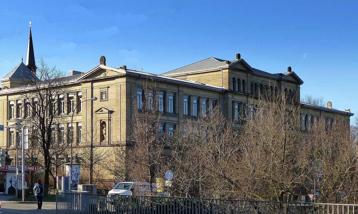 Freiburg, Blick von der Dreisambrcke zur Lessingschule, der klassizistische Bau wurde 1885-86 errichtet, Jan.2015