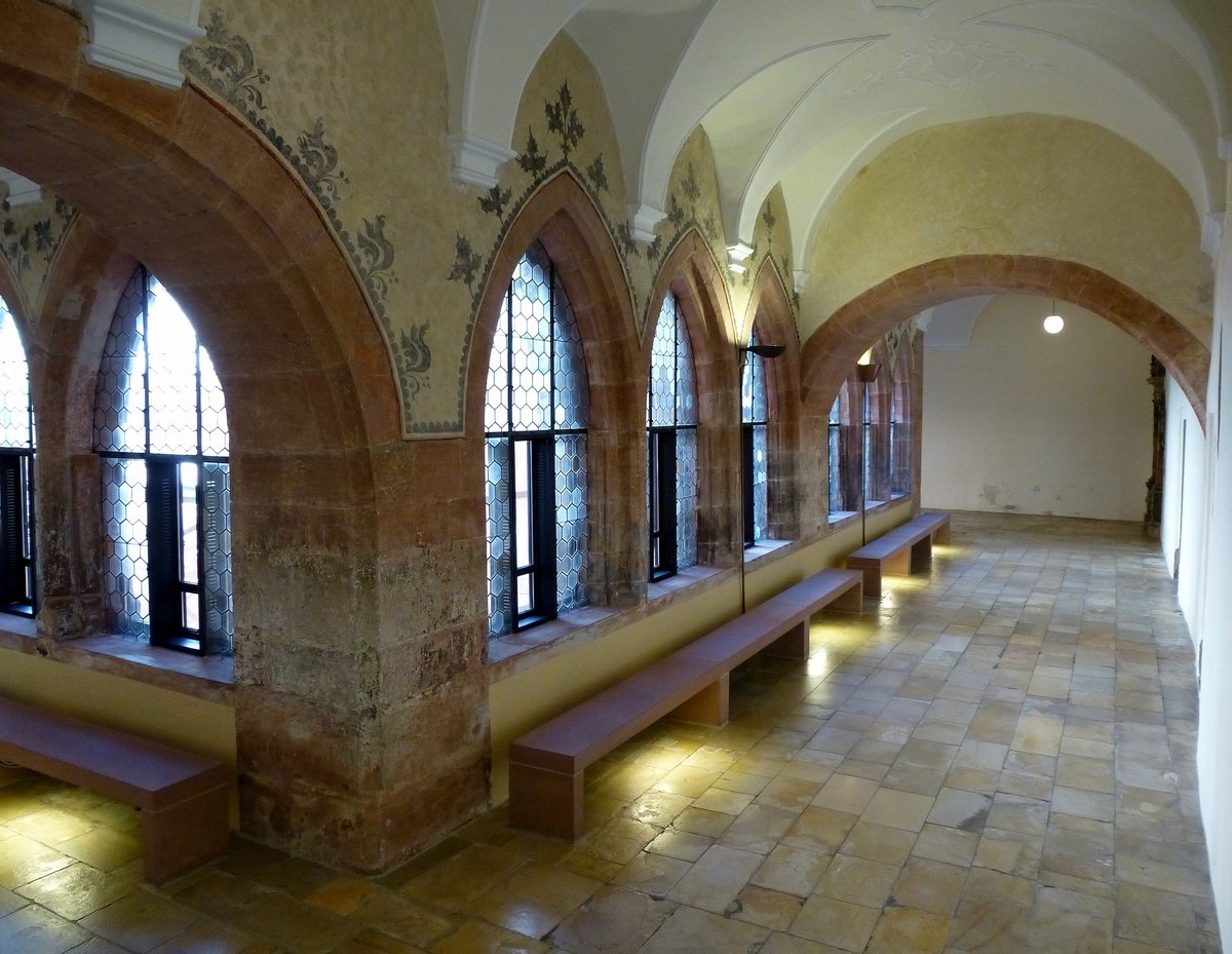 Freiburg, Blick in den gotischen Kreuzgang des ehemaligen Augustinerklosters, heute Teil des Museums, Mai 2015