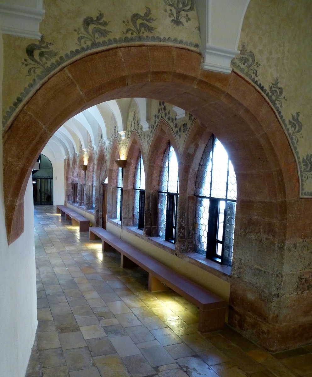 Freiburg, Blick in den gotischen Kreuzgang des ehemaligen Augustinerklosters, jetzt Teil des Museums, Mai 2015