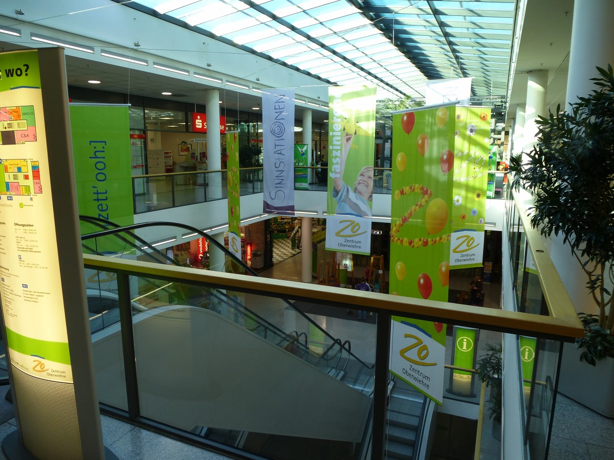 Freiburg, Blick in den grozgig gestalteten Innenraum des Einkaufzentrums Oberwiehre, Okt.2014