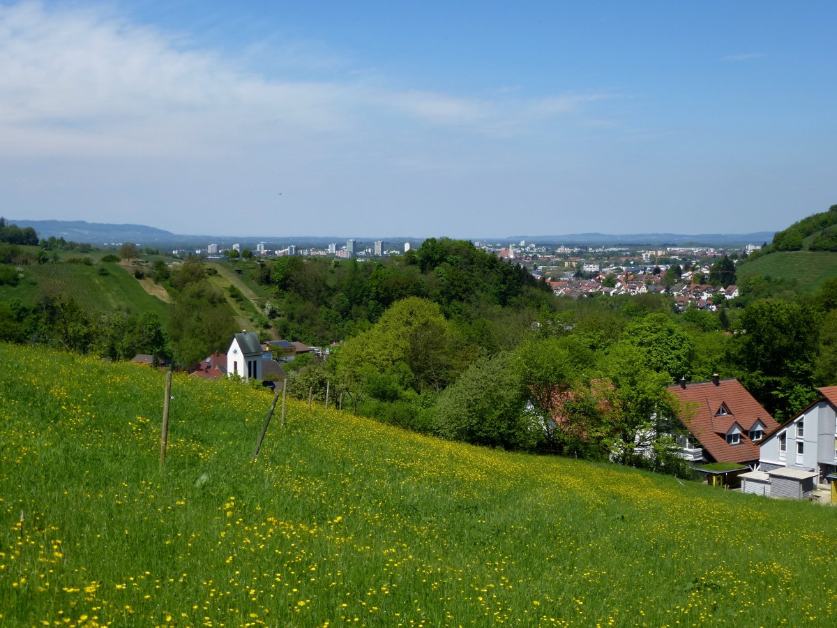 Freiburg, Blick vom Hexental ber den Ort Au zur Stadt, links im Hintergrund der Kaiserstuhl, rechts am Horizont der Schwarzwald, Mai 2013