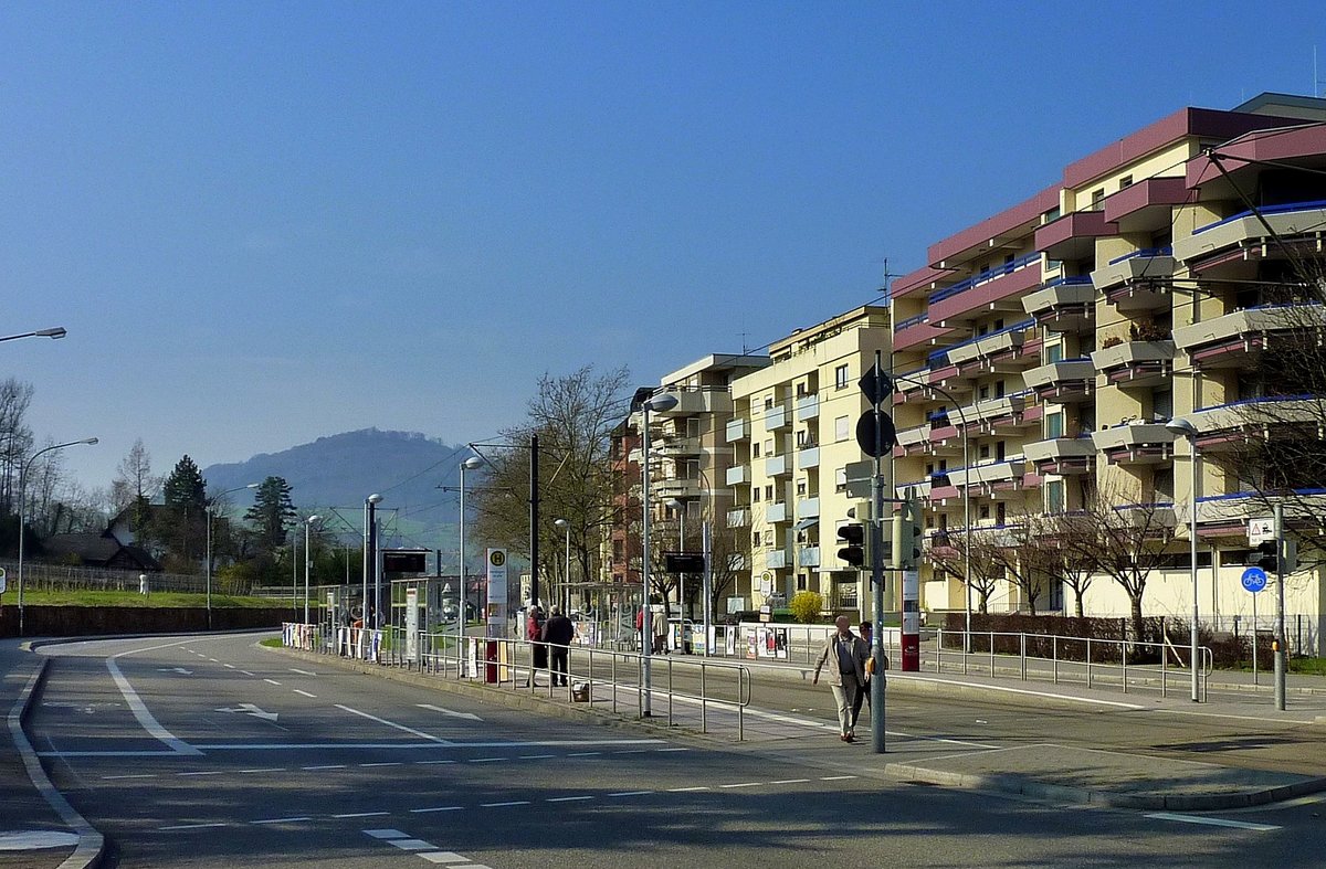 Freiburg, Blick von der Lorettostrae in die Merzhauser Strae, im Hintergrund der 644m hohe Schnberg, Mrz 2012