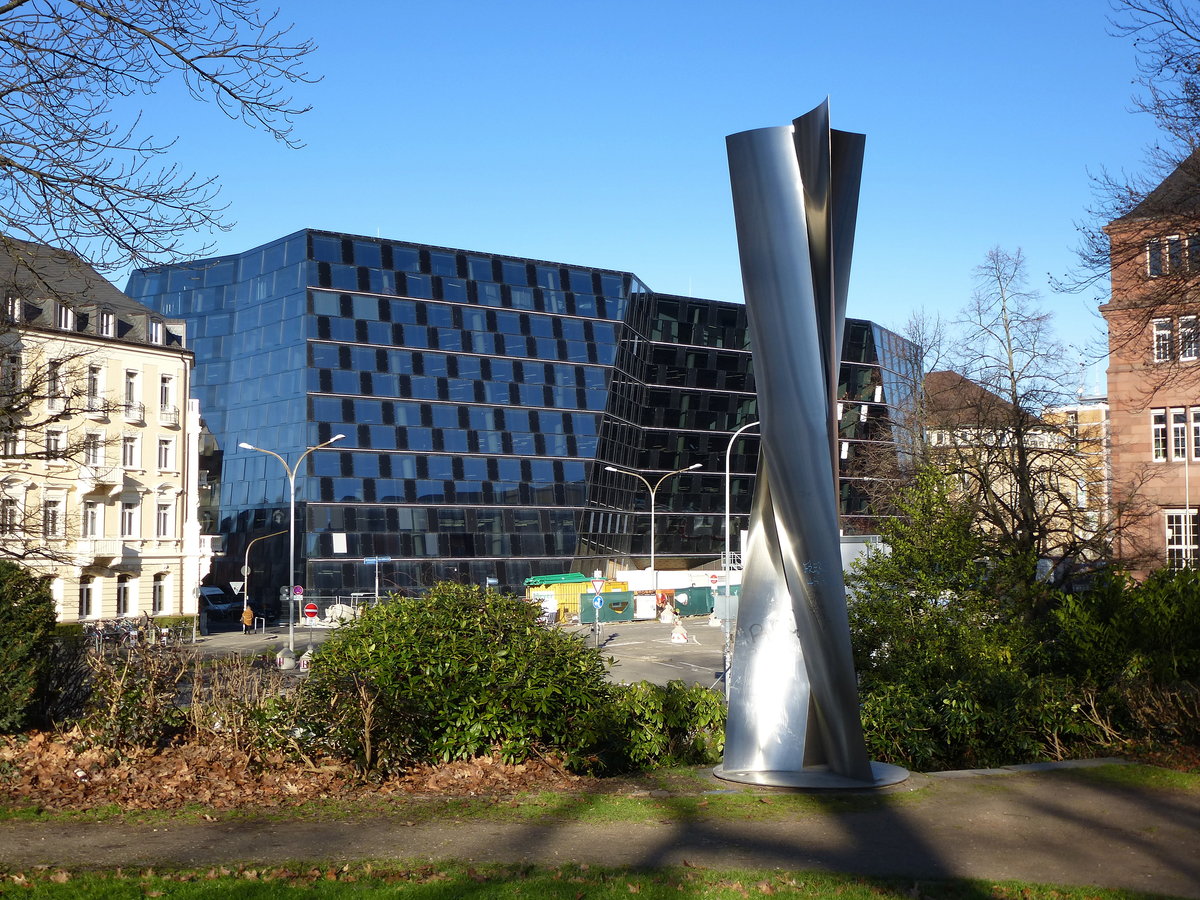 Freiburg, Blick vom Park an der Mensa zur neuerbauten Uni-Bibliothek, Jan.2015