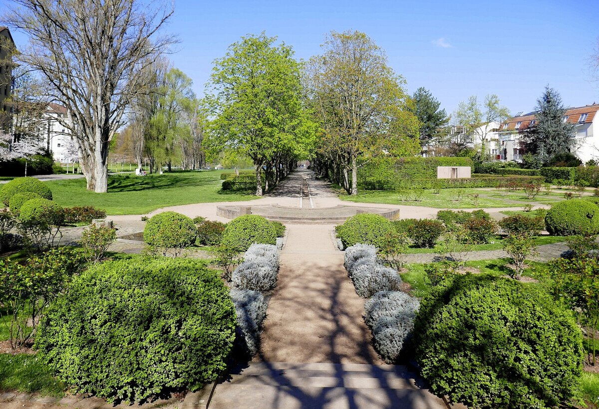 Freiburg, Blick in den Rosengarten, angelegt zur LGS 1986 im Seeparkgelnde, April 2023