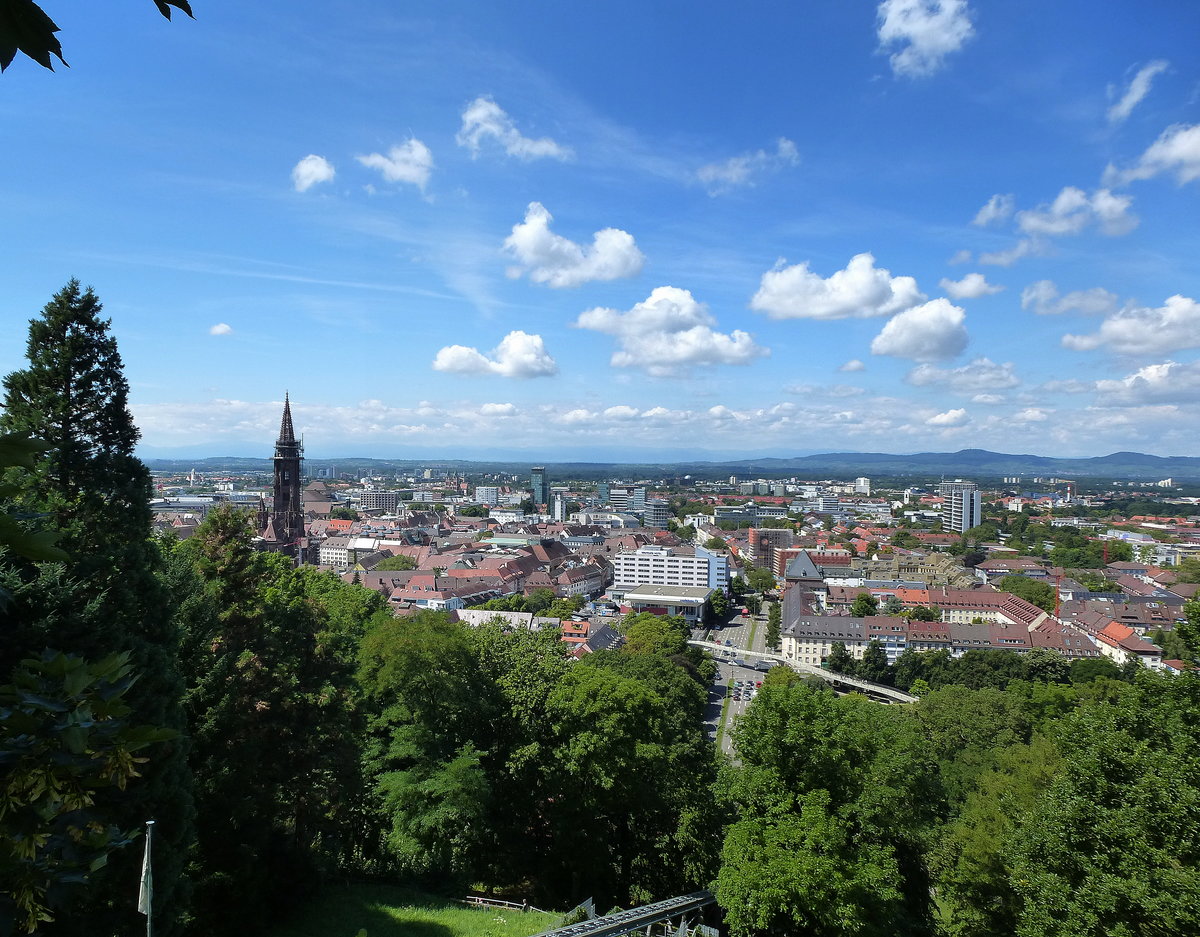 Freiburg, Blick vom Schloßberg auf die Stadt, rechts im Hintergrund die Kaiserstuhlberge, Aug.2016