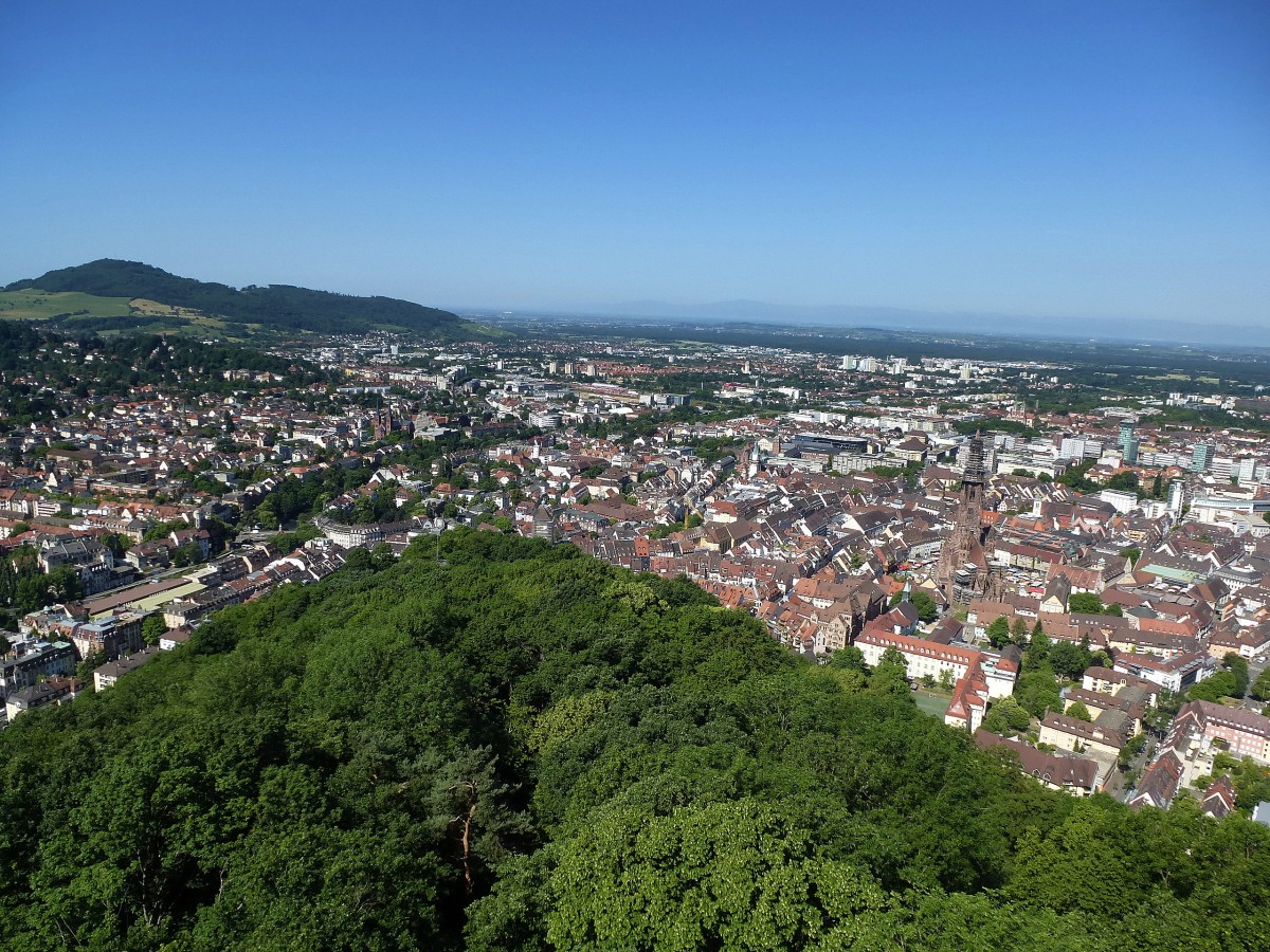 Freiburg, Blick vom Schlobergturm Richtung Sdwest, links der 644m hohe Schnberg, Juni 2014