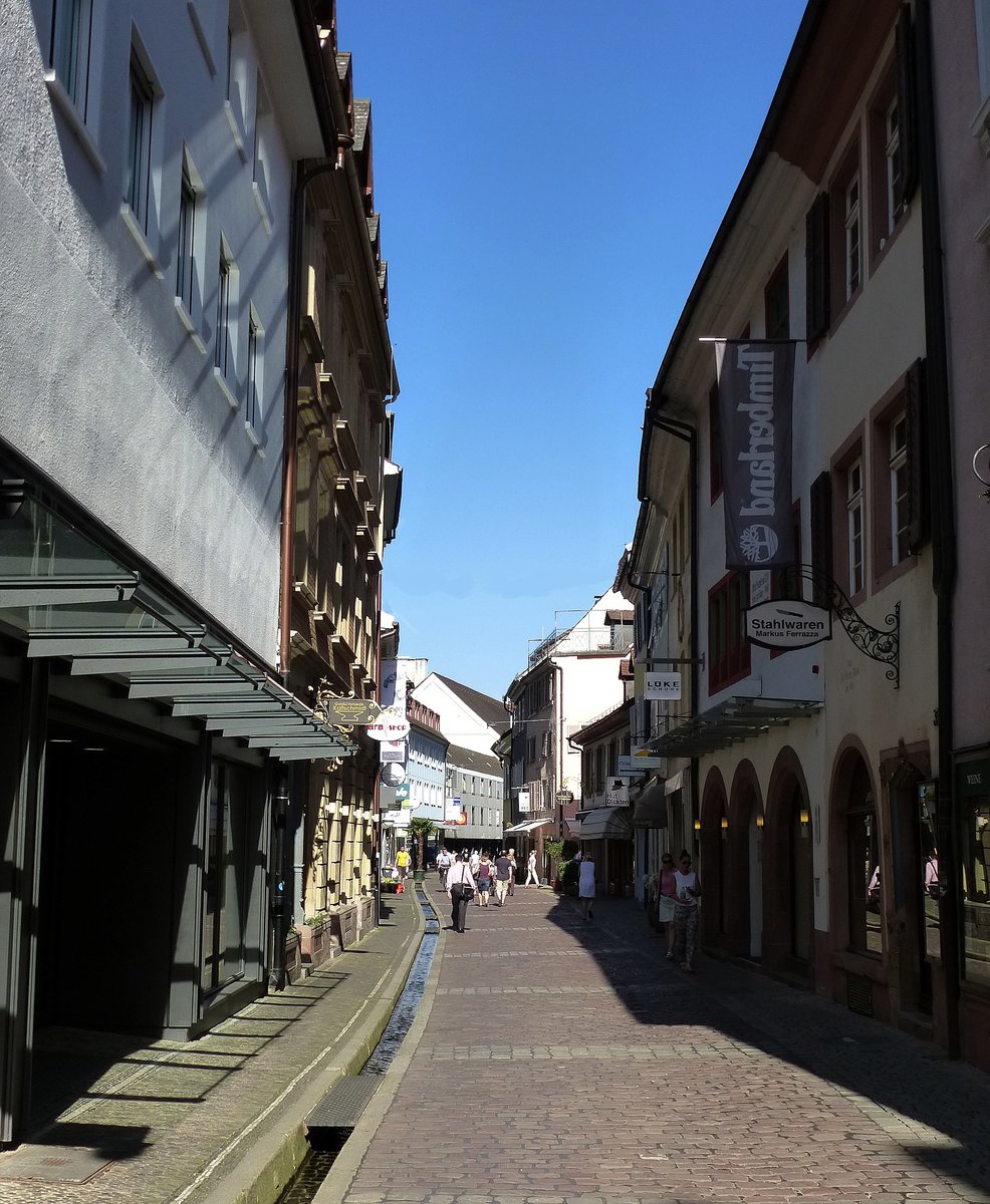 Freiburg, Blick in die Schusterstrae, autofreie Geschftsgasse in der Altstadt, Juni 2014