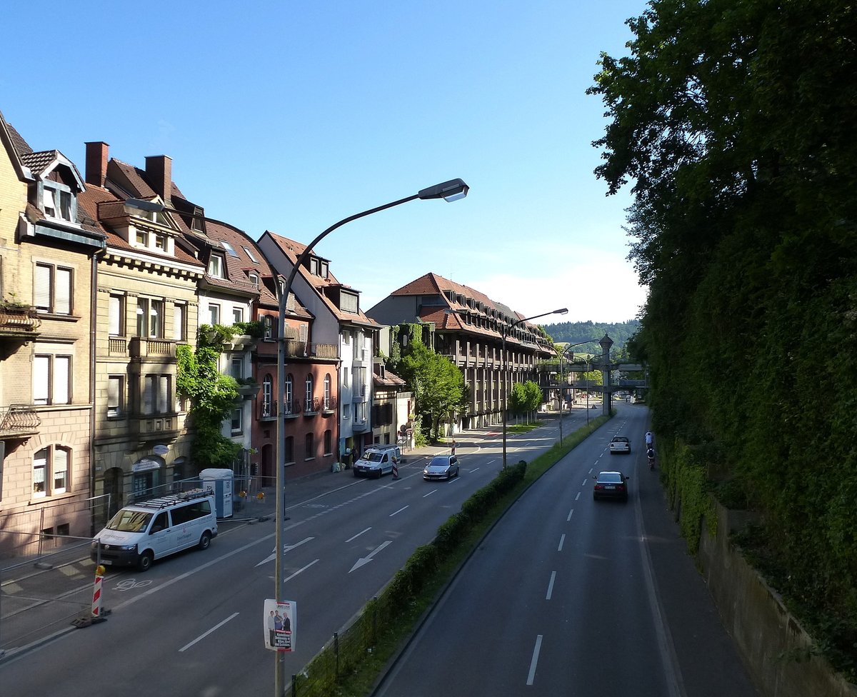 Freiburg, Blick vom Schwabentorsteg auf den vierspurigen Schlobergring, Juni 2014