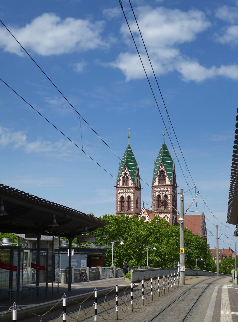 Freiburg, Blick von der Stadtbahnbrücke zu den Doppeltürmen der Stühlinger Herz-Jesu-Kirche, Mai 2014