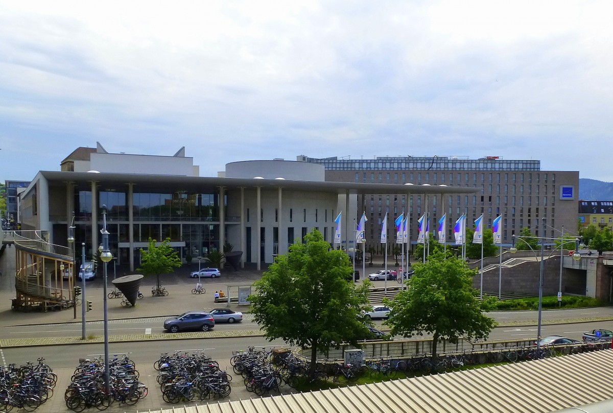 Freiburg, Blick von der Stadtbahnbrcke zum 1996 erffneten Konzerthaus, Juni 2014