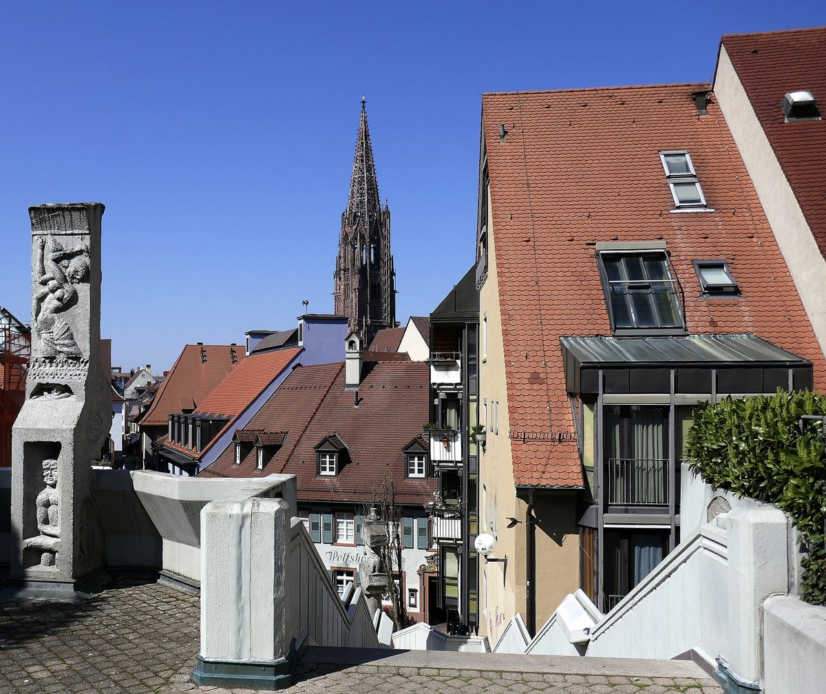 Freiburg, Blick von der Treppe der Schloberggarage Richtung Altstadt und Mnster, Mrz 2019
