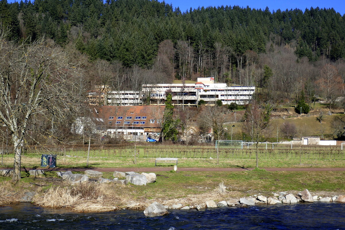 Freiburg, Blick ber die Dreisam zum am Berg gelegenen Johannisheim, das 1969 erbaute Alten-und Pflegeheim ist im Besitz der Heiliggeistspitalstiftung, Feb.2022