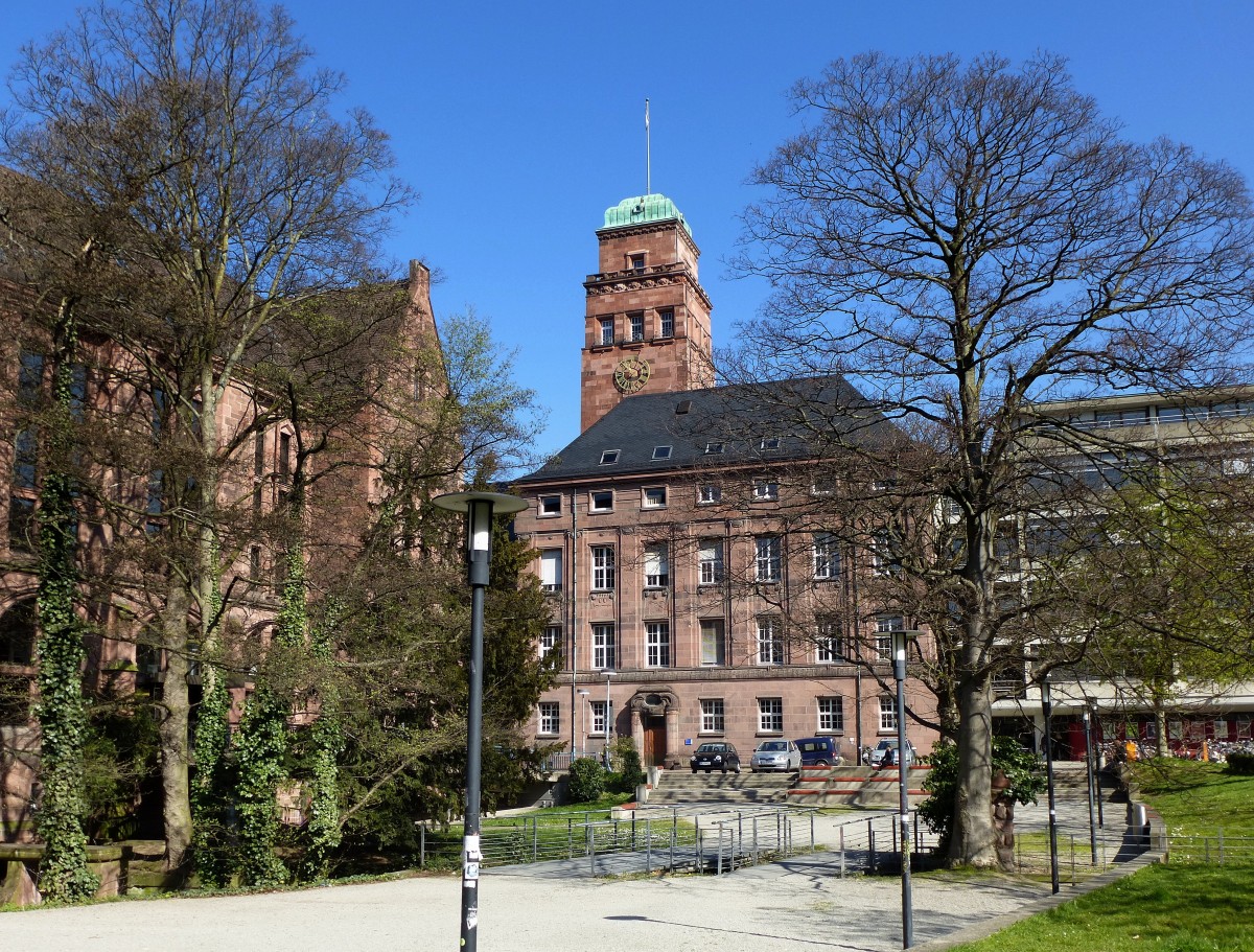 Freiburg, Blick ber den Karl-Rahner-Platz auf die Albert-Ludwig-Universitt, links die Alte Universittsbibilothek, April 2015